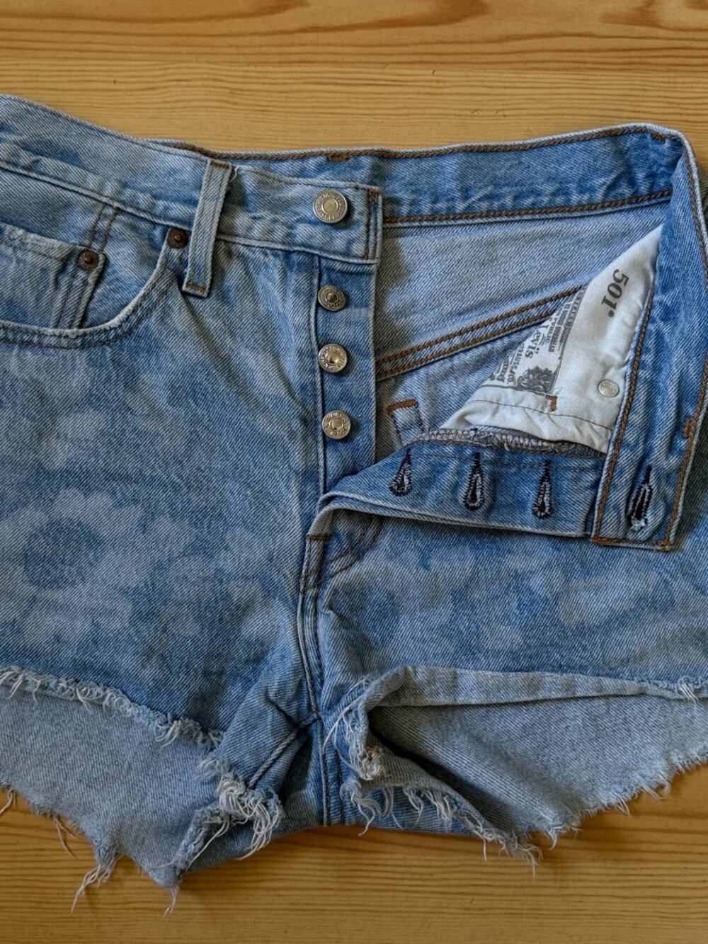 501 Cutoff Denim Shorts Light Wash Embroidered Floral Waist 28 Womens